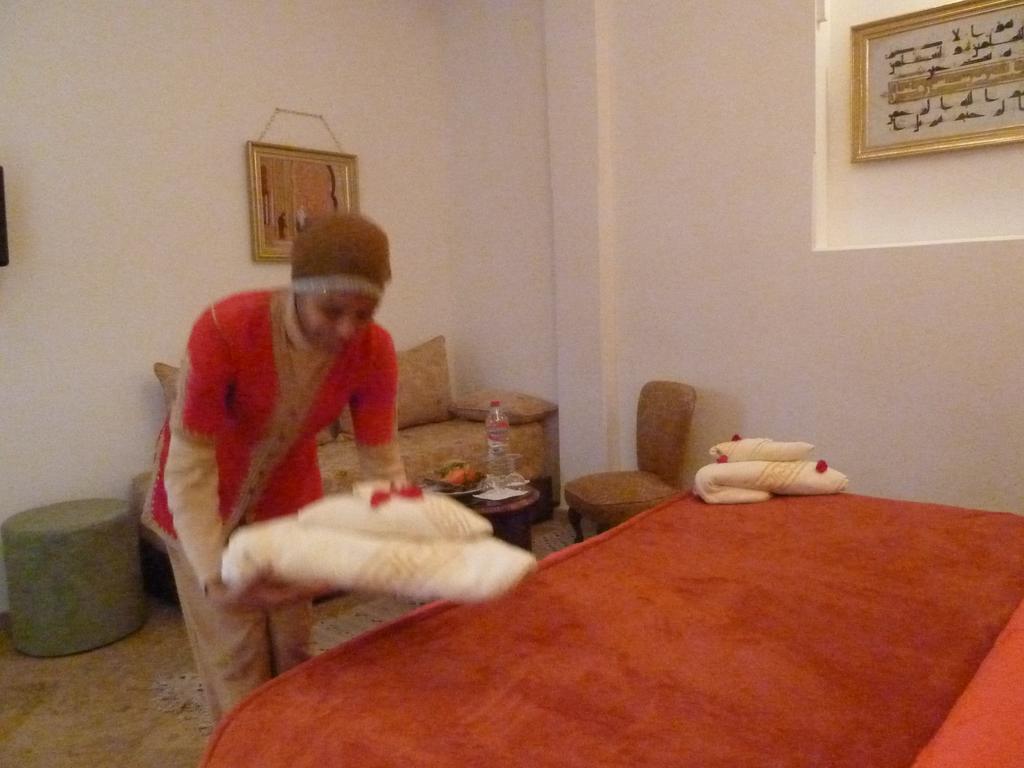 Riad Viva Marrakesh Exterior photo A chambermaid making a bed