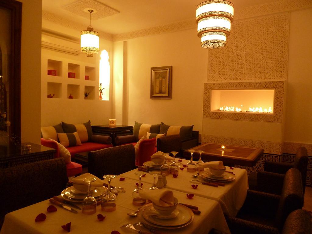 Riad Viva Marrakesh Exterior photo A Moroccan dining room