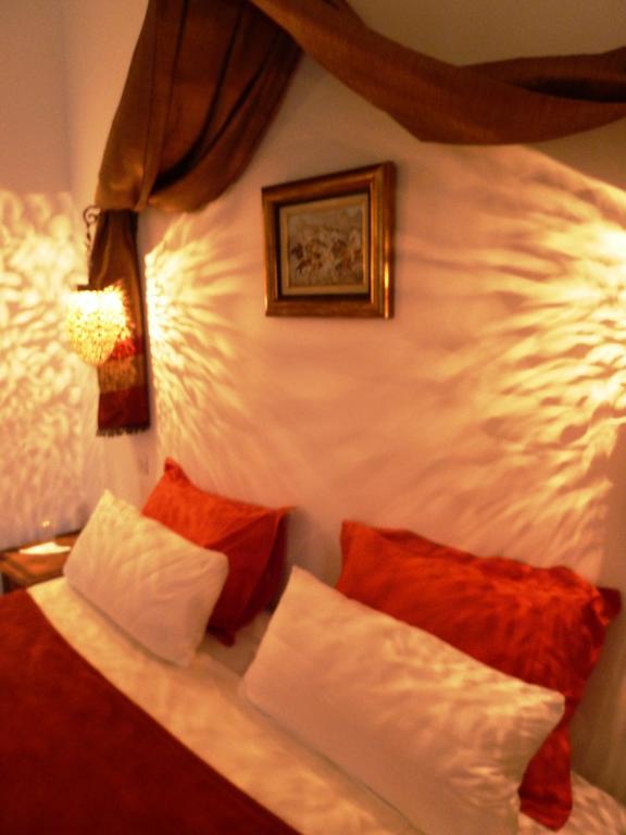 Riad Viva Marrakesh Exterior photo A Moroccan lamp