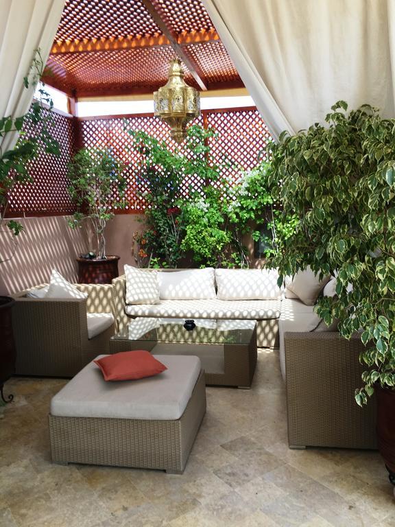 Riad Viva Marrakesh Exterior photo A living room with a green wall